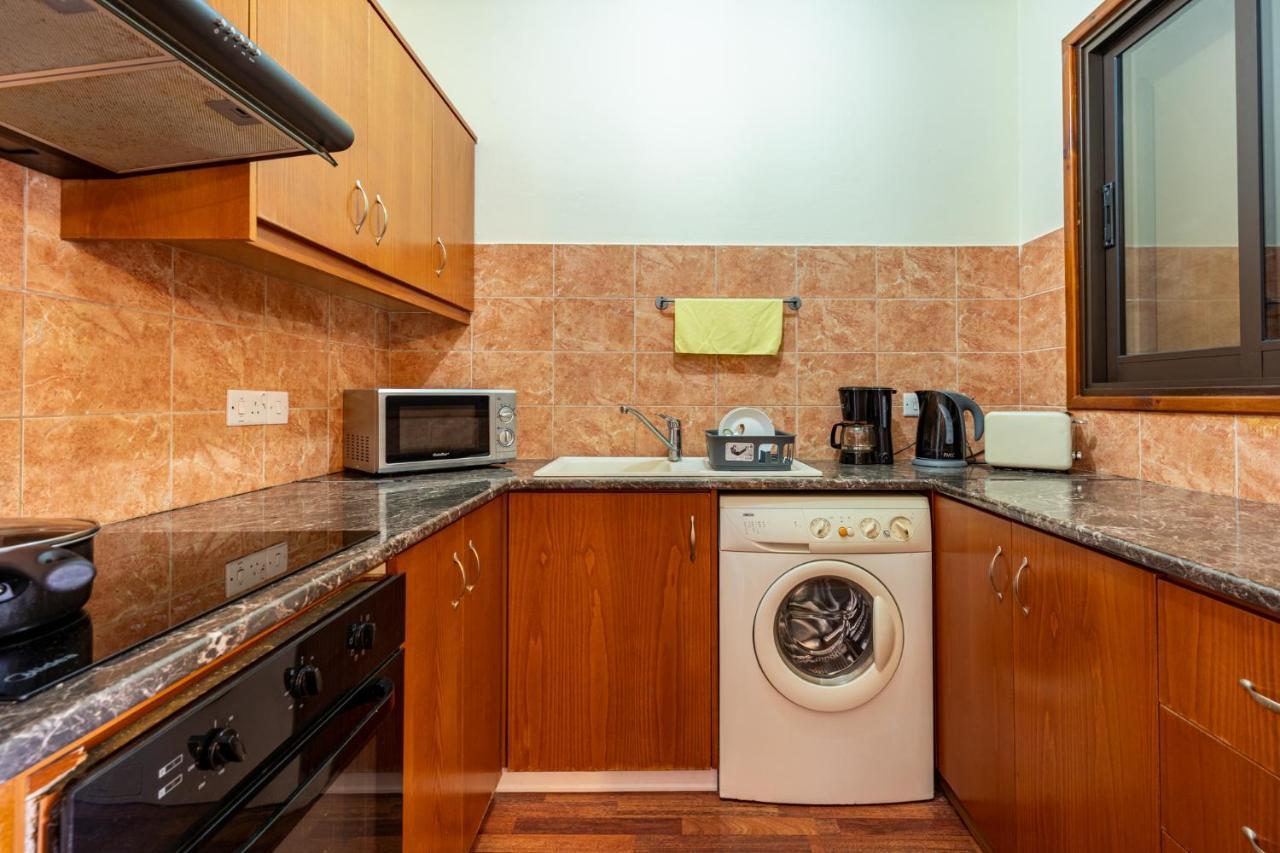 Celine'S 2 Bedrooms Apartment In Larnaca Center Kültér fotó